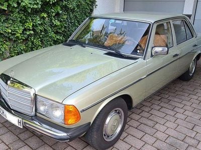 Second-hand Mercedes E230 136 CP (100 kW) 1981 Verde Berlinǎ
