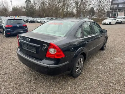 Usado Ford Focus Trend 116 CV (85 kW) 2006 Negro Berlina