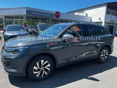 Neu VW Tiguan Life 150 PS (110 kW) 2026 Grau SUV