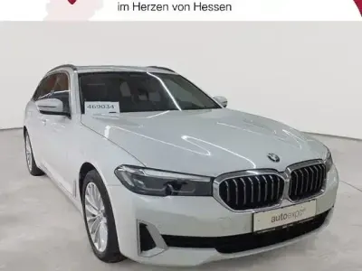 Gebraucht BMW 520 Luxury Line 184 PS (135 kW) 2023 Mineralweiß metallic Kombi