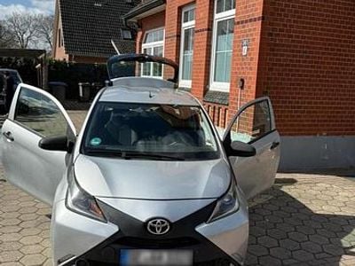 Gebraucht Toyota Aygo 69 PS (50 kW) 2015 Silber Kleinwagen