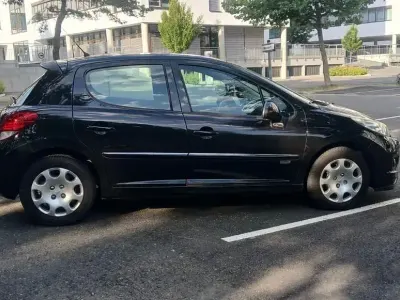Gebraucht Peugeot 207 Tendance 92 PS (67 kW) 2011 Schwarz Kombi