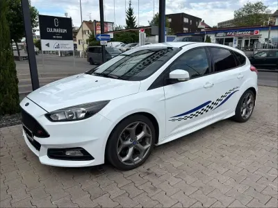 Używany Ford Focus ST 250 KM (183 kW) 2015 Biały Sedan/Limuzyna