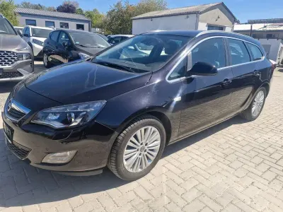Usata Opel Astra Innovation 179 CV (131 kW) 2011 Nero Station wagon