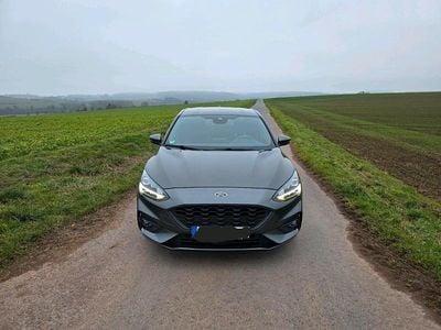 Grau Gebraucht 2020 Ford Focus ST-Line Limousine | 14.000 € (Guter Preis)