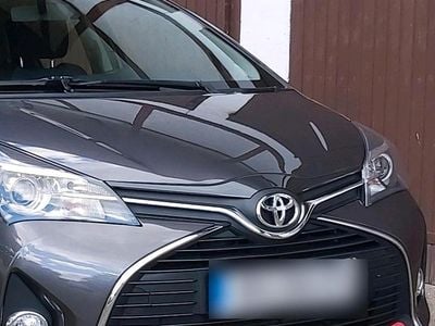 Gebraucht Toyota Yaris 73 PS (53 kW) 2015 Grau Kleinwagen