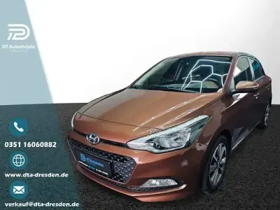 Używany Hyundai i20 YES! Silver 84 KM (61 kW) 2016 Brązowy Sedan/Limuzyna