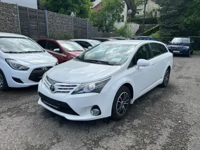 Gebraucht Toyota Avensis Life 147 PS (108 kW) 2013 Weiß Kombi