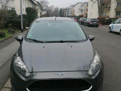 Grau Gebraucht 2017 Ford Fiesta Trend Kleinwagen | 7.500 €