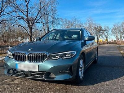 Grau Gebraucht 2020 BMW 320 Sport Line Kombi | 22.900 € (Guter Preis)