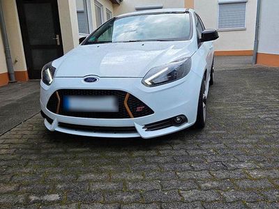 Używany Ford Focus ST 275 KM (202 kW) 2014 Biały Sedan/Limuzyna