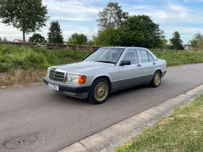 Gebraucht Mercedes 190 118 PS (86 kW) 1988 Silber Limousine