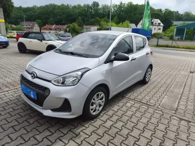 Gebraucht Hyundai i10 Classic 67 PS (49 kW) 2018 Sleek silver / met Kleinwagen