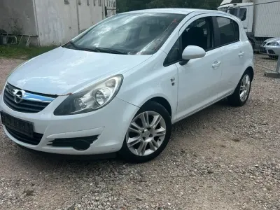 Gebraucht Opel Corsa 69 PS (50 kW) 2010 Weiß Kleinwagen