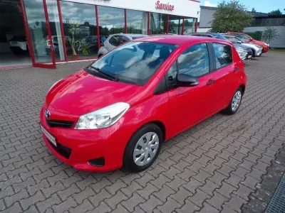 Gebraucht Toyota Yaris Cool 69 PS (50 kW) 2012 Rot Kleinwagen
