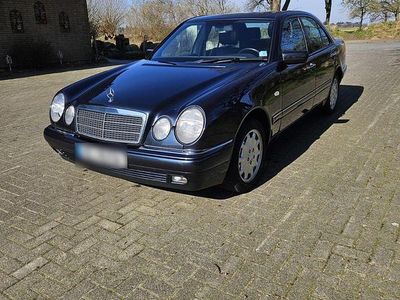 Usata Mercedes E280 193 CV (141 kW) 1996 Blu Berlina
