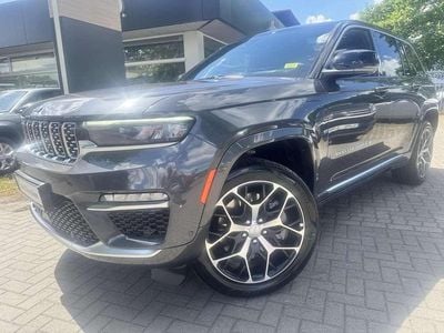 Neu Jeep Grand Cherokee Summit 379 PS (278 kW) 2025 Baltic grey mit dach in kontra SUV