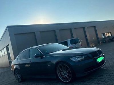 Grau Gebraucht 2005 BMW 325 Limousine | 5.500 €