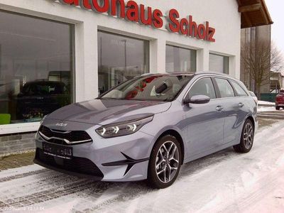 Gebraucht Kia Ceed Spirit 140 PS (102 kW) 2025 (css) lunarsilber met. (metallic) Kleinwagen