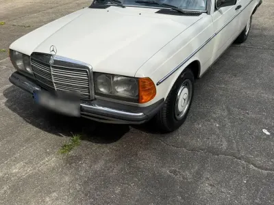 Używany Mercedes E230 136 KM (100 kW) 1984 Biały Sedan/Limuzyna
