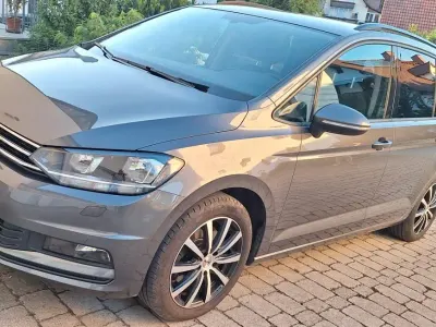 Gebraucht VW Touran Comfortline 150 PS (110 kW) 2018 Grau Van / Kleinbus