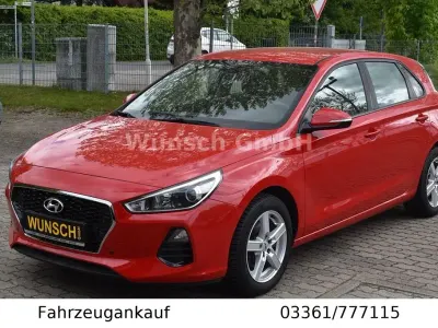 Gebraucht Hyundai i30 Trend 99 PS (72 kW) 2017 Rot Limousine
