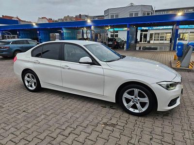 Weiß Gebraucht 2016 BMW 318 Advantage Limousine | 14.900 € (Fairer Preis)