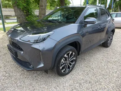 Neu Toyota Yaris Cross Style 131 PS (96 kW) 2026 Grau SUV