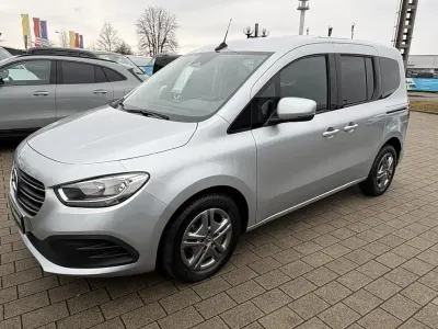 Gebraucht Mercedes T180 Style 131 PS (96 kW) 2024 Helvinsilber metallic Van / Kleinbus