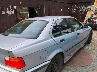 Gebraucht BMW 318 118 PS (86 kW) 1994 Silber Limousine