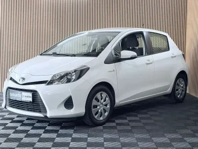 Gebraucht Toyota Yaris Hybrid Life 101 PS (74 kW) 2012 Solid white Limousine