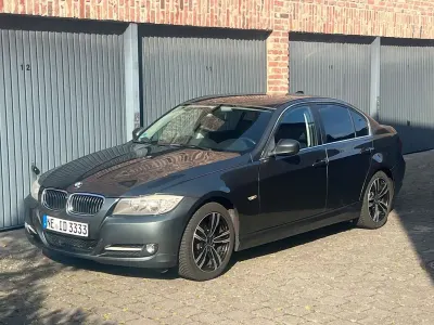 Gebraucht BMW 318 Lifestyle 143 PS (105 kW) 2011 Grün Limousine