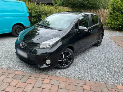 Gebraucht Toyota Yaris 102 PS (75 kW) 2014 Schwarz Kleinwagen