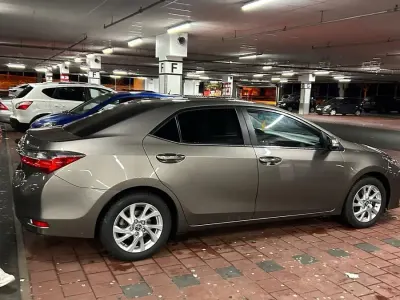 Używany Toyota Corolla 132 KM (97 kW) 2017 Beżowy Sedan/Limuzyna
