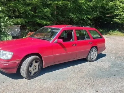 Gebraucht Mercedes 220 150 PS (110 kW) 1994 Rot Kombi
