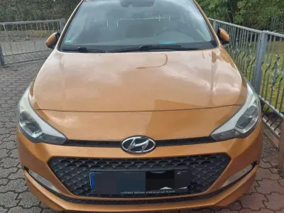 Gebraucht Hyundai i20 101 PS (74 kW) 2015 Gold Kleinwagen