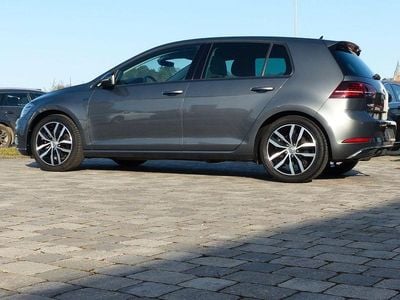 Gebraucht VW Golf VII Comfortline 131 PS (96 kW) 2019 Grau Limousine