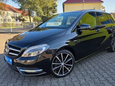 Gebraucht Mercedes B180 122 PS (89 kW) 2012 Schwarz Van / Kleinbus