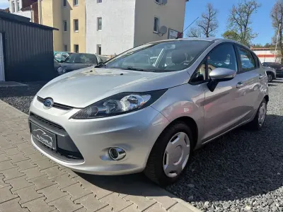 Usado Ford Fiesta Trend 82 HP (60 kW) 2011 Cinzento Sedan