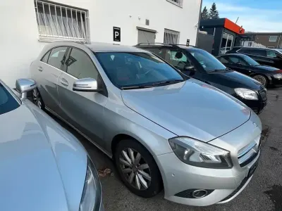 Gebraucht Mercedes A180 122 PS (89 kW) 2015 Silber Limousine