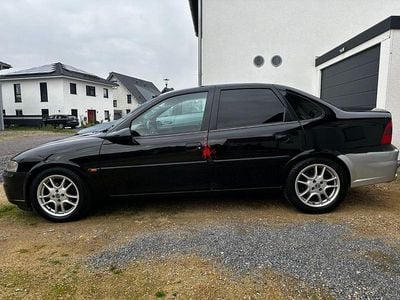 Schwarz Gebraucht 1999 Opel Vectra Sport Limousine | 1.990 € (Fairer Preis)