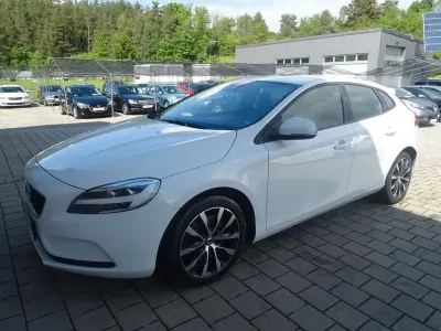 Gebraucht Volvo V40 Momentum 150 PS (110 kW) 2019 Weiß Limousine