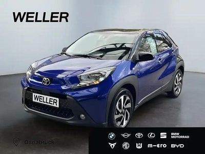 Neu Toyota Aygo 72 PS (52 kW) 2025 Juniper blue metallic / dach mysticschwarz mica (blau) Kleinwagen