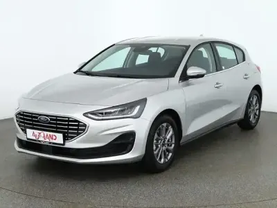 Używany Ford Focus Titanium 125 KM (91 kW) 2023 Srebrny Sedan/Limuzyna