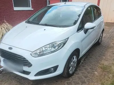 Gebraucht Ford Fiesta 95 PS (69 kW) 2013 Weiß Kleinwagen