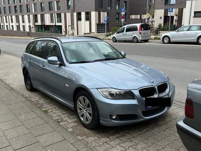 gebraucht BMW 318 d Kombi Blau Automatik