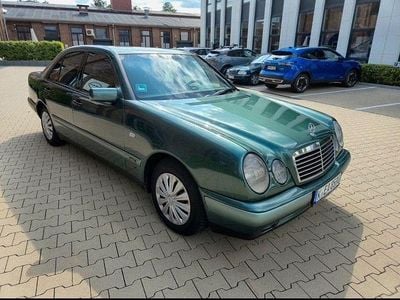 Grün Gebraucht 1996 Mercedes E230 Classic Limousine | 4.300 €