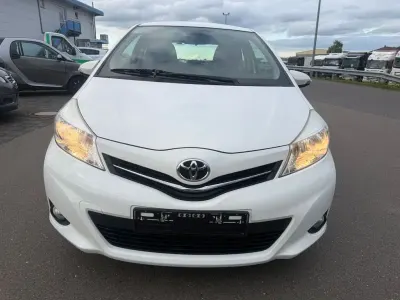 Gebraucht Toyota Yaris Cool 69 PS (50 kW) 2013 Weiß Kleinwagen