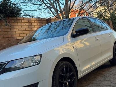 Weiß Gebraucht 2015 Skoda Rapid Kleinwagen | 10.900 €