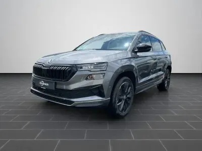Neu Skoda Karoq SportLine 150 PS (110 kW) 2026 Graphitegrau metallic (metallic) SUV